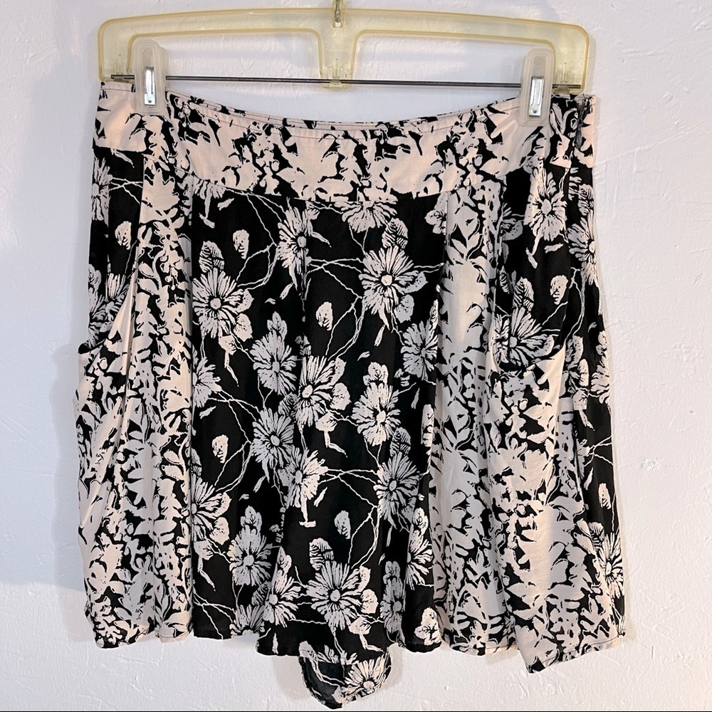 4 for $40 SALE! Free People Sheila Floral Print Shorts, Black/Blush, Size 10 - Picture 3 of 11